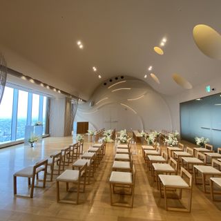 アーチ状の天井で参列者とも距離が近いつくり