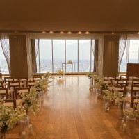 目の前は一面ガラス張りでカーテンの開閉の演出ができる