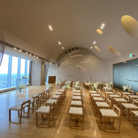 アーチ状の天井で参列者とも距離が近いつくり