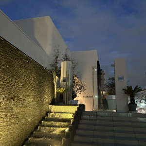 夜間の式場の外観です|790924さんのBIANCARA HILLSIDE TERRACE（ビアンカーラ ヒルサイドテラス）の写真(2635698)