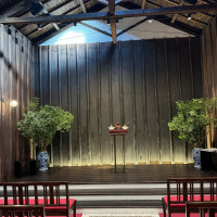 木造のモダンなチャペル