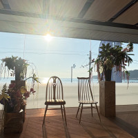 後ろには海が広がっている