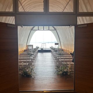 扉が空いた状態のチャペル内です。