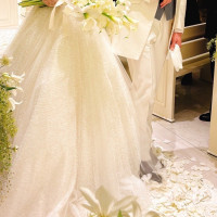 生花のブーケ、花びらバージンロード