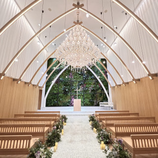 入ってすぐに大きなシャンデリアが目に入ります。