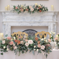 レセプションの花の装飾。
布など、他にもアレンジは可能。