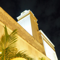 外から見た会場