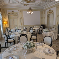 庭園が見えるバルコニーのある披露宴会場です。