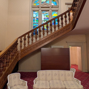 貴賓館内部のステンドグラスのある階段です。|791081さんのグランドプリンスホテル高輪 貴賓館の写真(2636264)