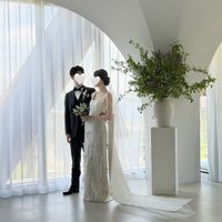 季節の装花が施された洗練された空間