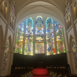 自然光が入っているかのように見えるステンドグラス