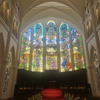 自然光が入っているかのように見えるステンドグラス