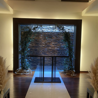 奥から自然光が入る。