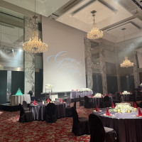 シャンデリア輝く披露宴会場