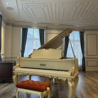 披露宴会場のレトロなピアノが印象的でした。