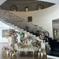 螺旋階段が素敵でドレスも映えそう