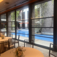 披露宴会場から見えるプール、植物は圧巻でした。