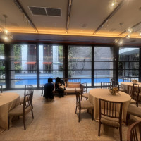 中庭のプールや植物の存在感や、開放感のある窓が魅力的