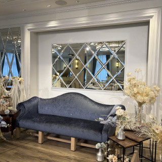 ゆったりと座れる新郎新婦のソファーでした。