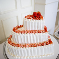 ウェディングケーキはイチゴがたっぷりのものにしました。