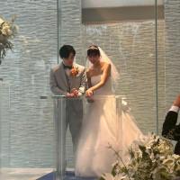 結婚証明書にサインをしている