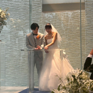 結婚証明書にサインをしている|791306さんのアクアテラス迎賓館（大津）/テイクアンドギヴ・ニーズウェディングの写真(2637029)