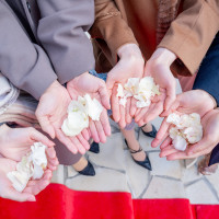 大階段での生花シャワー