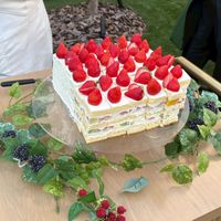 ウェディングケーキは甘さ控えめで美味しすぎました！