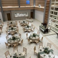 新郎新婦は上から登場する形で、とっても広い会場でした。