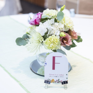 テーブルのお花も可愛かったです!テーブルナンバーは自作です。|791386さんの宮崎神宮会館の写真(2637386)