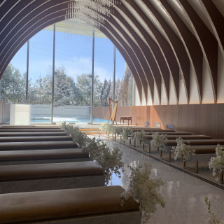 大きな窓から光の入る神秘的なチャペル