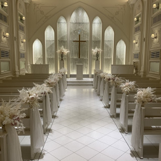白が基調の十字架のあるチャペル