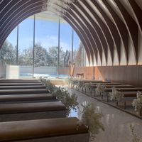 大きな窓から光の入る神秘的なチャペル