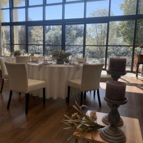 大きな窓から外見える