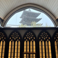 チャペルから見える八坂の塔。雪が降っていてとても綺麗でした。