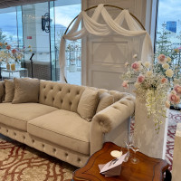 ソファ席と後方に広がる神戸らしい景色