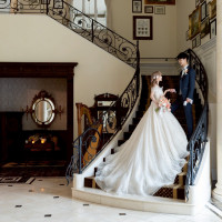 ロビーの階段にて前撮り