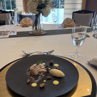1番広い披露宴会場にて試食、全面ガラスでプロジェクター完備