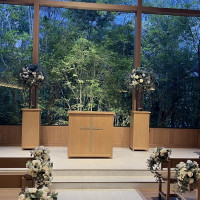 木のチャペルは窓から木が見えて開放的で天井も素敵です