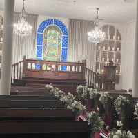 ステンドグラスや椅子や舞台全て本物の歴史を感じます。