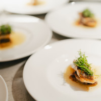 オープンキッチンで出来たてが運ばれます