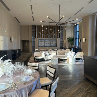 手前が披露宴で、奥がゲストの待合室。繋がっています