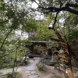 自然が豊かで歴史を感じる建物があります。