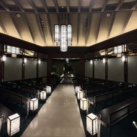 昼間なら正面の窓から自然光が差し込みます。