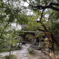 自然が豊かで歴史を感じる建物があります。