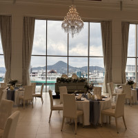 後ろの席から新郎新婦の距離