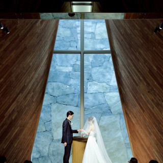 ウッド調の洗礼されたチャペルでした