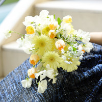 2着目はネイビードレスに映える黄色のブーケを選びました