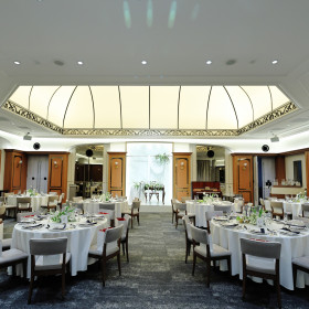 白とグリーンを基調としたシンプルな装飾にしました