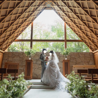 チャペル撮影
窓からの自然光で幻想的な撮影ができる！